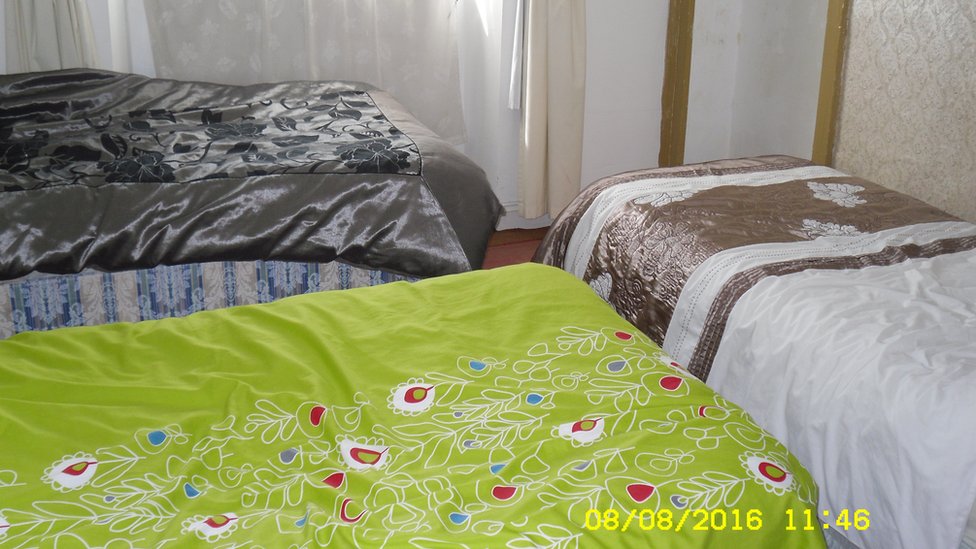 В тесной спальне в отеле Airbnb в Плимуте были обнаружены нарушения правил пожарной безопасности