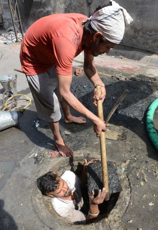 Trabajadores del alcantarillado en India.