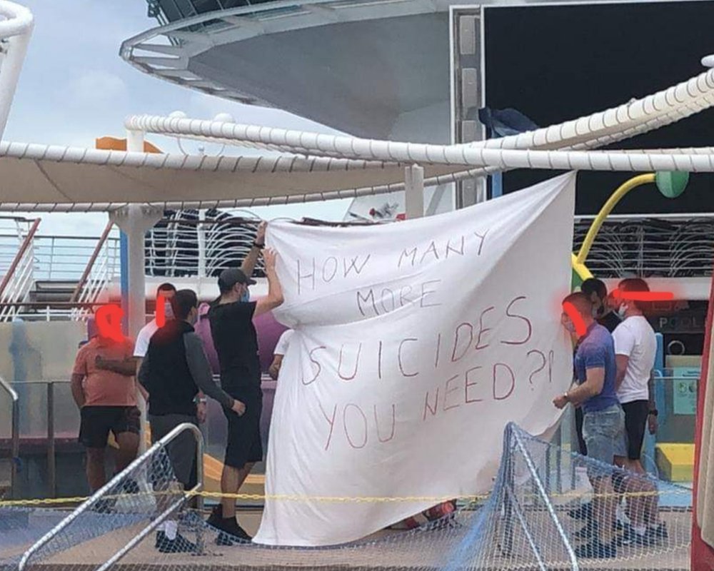Протестующие вывесили знамя на круизном лайнере Majesty of the Seas