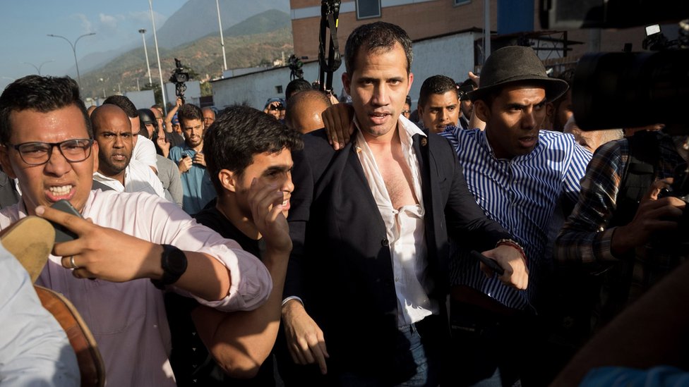 Гуайдо в аэропорту недалеко от Каракаса, его рубашка была разорвана протестующими