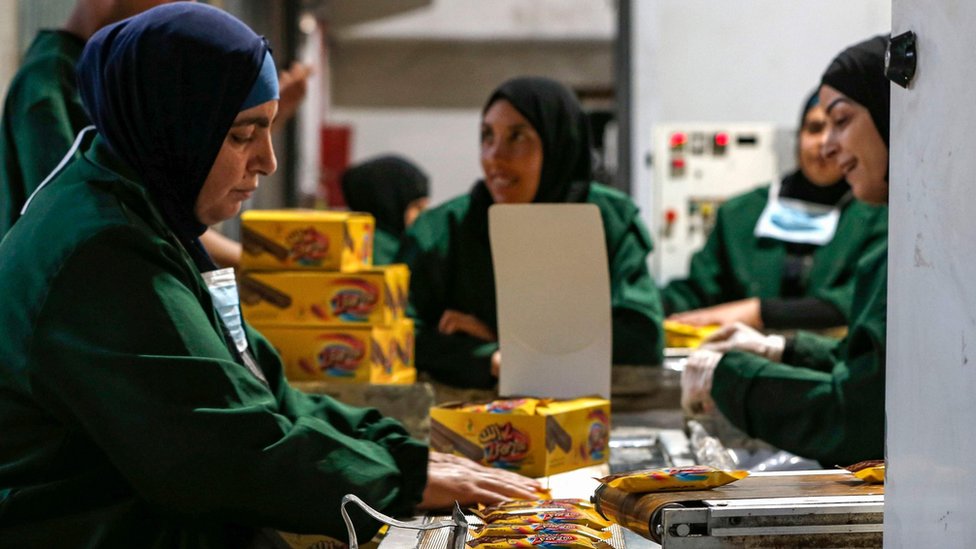 Палестинские женщины работают на фабрике в городе Рамаллах на Западном берегу (17 июня 2019 г.)