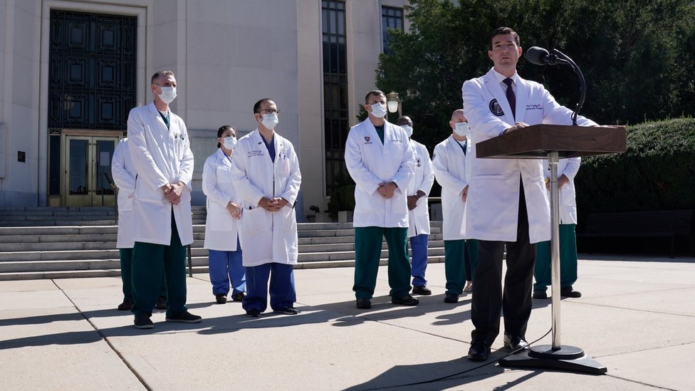 Доктор Шон Конли обращается к средствам массовой информации за пределами Национального военно-медицинского центра Уолтера Рида