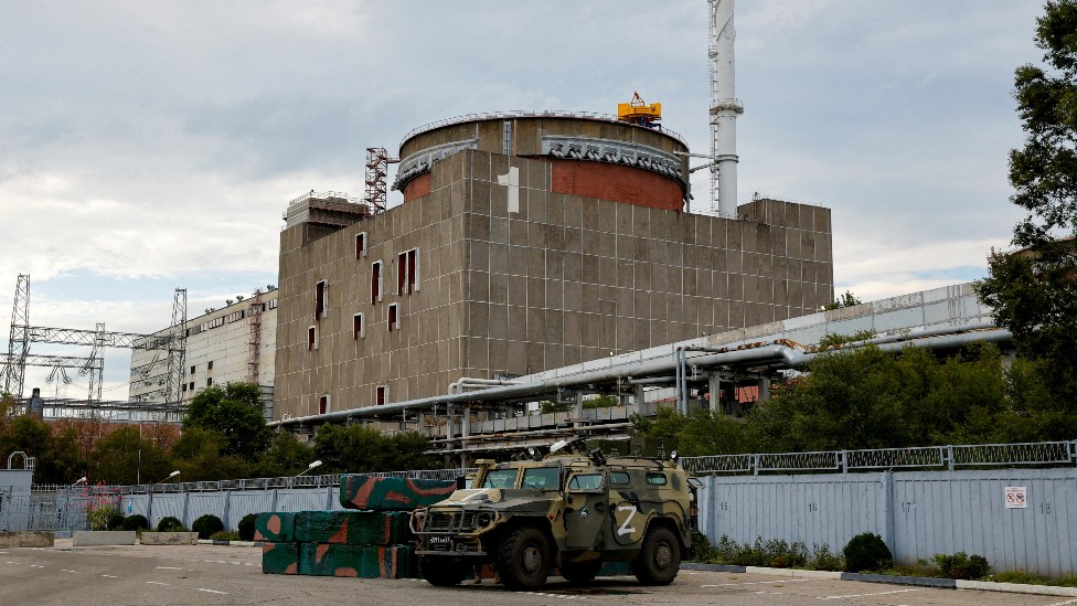 Soldado ruso frente a la central nuclear de Zaporiyia