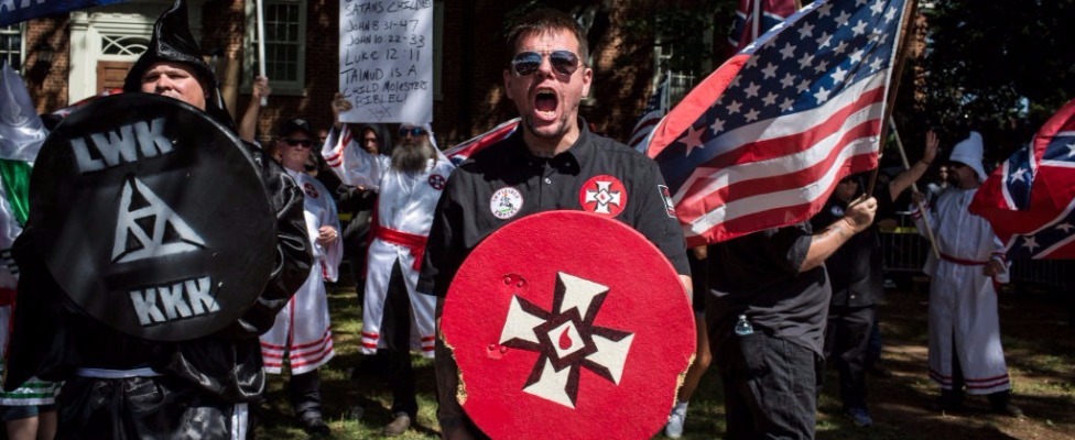Manifestantes extremistas nacionalistas blancos en Virginia.