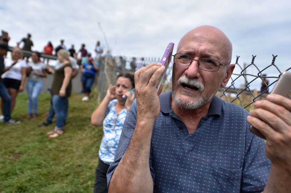 Los residentes de Puerto Rico se han congregado en torno a torres de telefonía móvil en funcionamiento para llamar a sus familias en el exterior. Los residentes se han congregado en torno a torres de telefonía móvil en funcionamiento para llamar a sus familias en el exterior