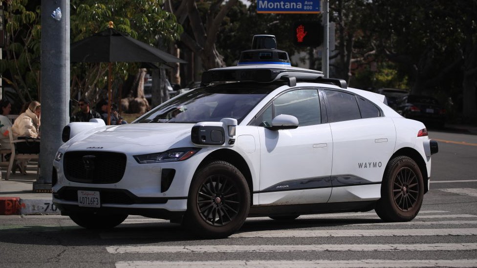 Un modelo de prueba de un vehículo autonomo en Santa Barbara, California.