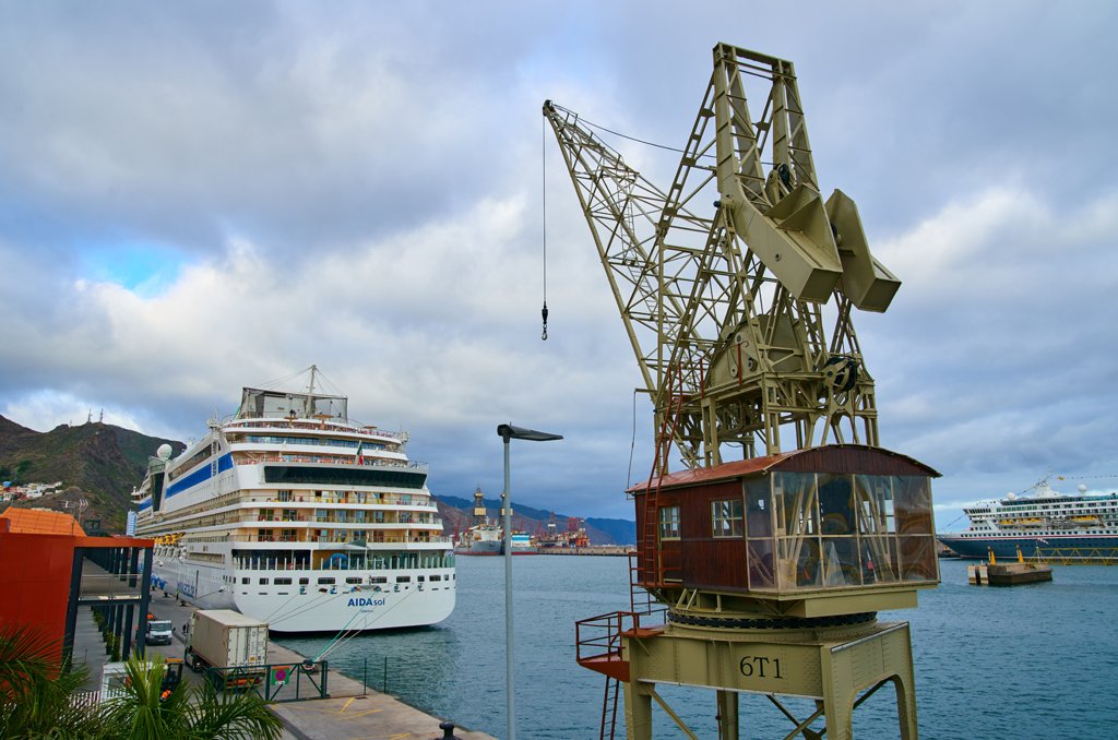 19世紀末，經由瓊斯洽談，來往英國的船票降價，因此首批大量度假客開始抵達加那利群島。