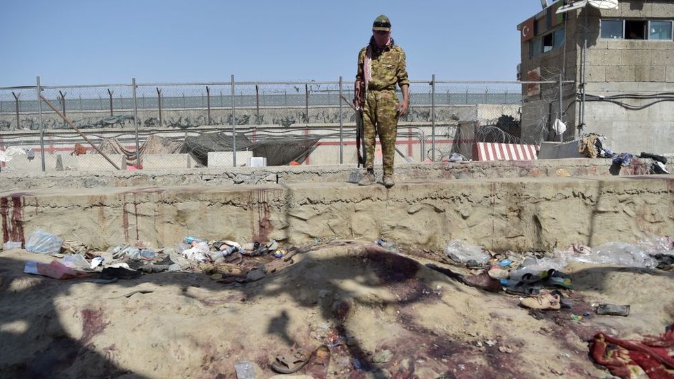 Un miliciano talibán en el lugar del atentado.
