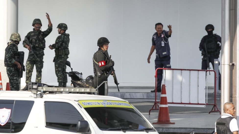 Тайская полиция и силы безопасности переезжают в торговый центр Накхонратчасима, 9 февраля 2020 г.