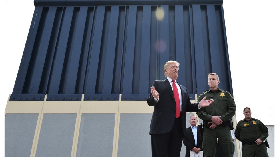 Президент США Дональд Трамп осматривает прототип стены, которую он надеется построить на границе США и Мексики