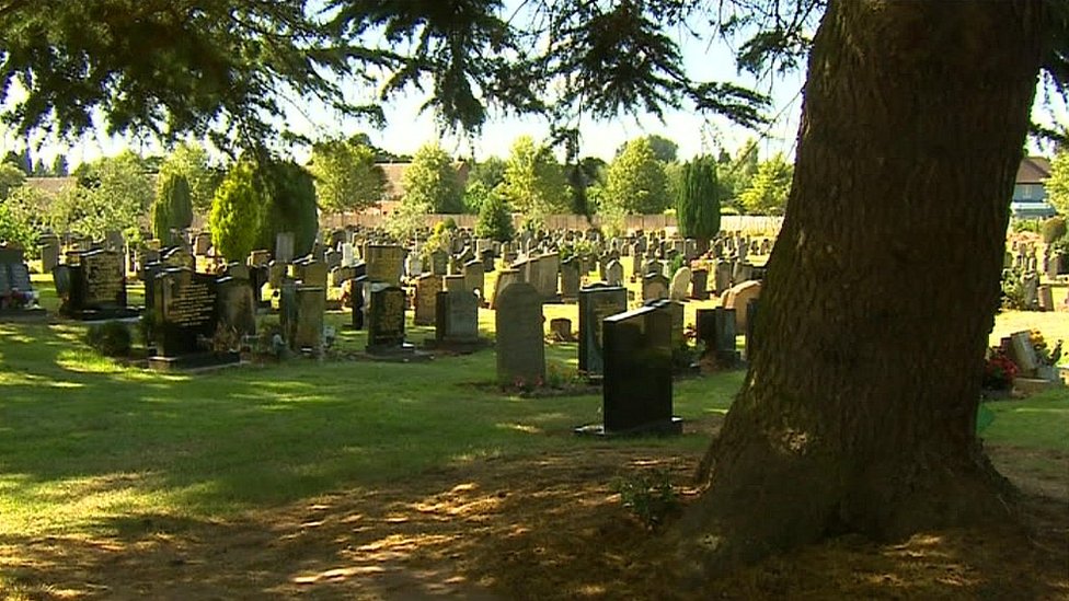 На снимке показаны надгробия крематория Кэнли в Ковентри
