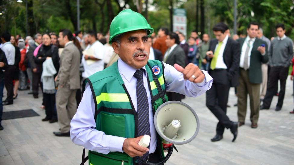 La cultura de protección civil está arraigada entre los mexicanos. La cultura de protección civil está arraigada entre los mexicanos.