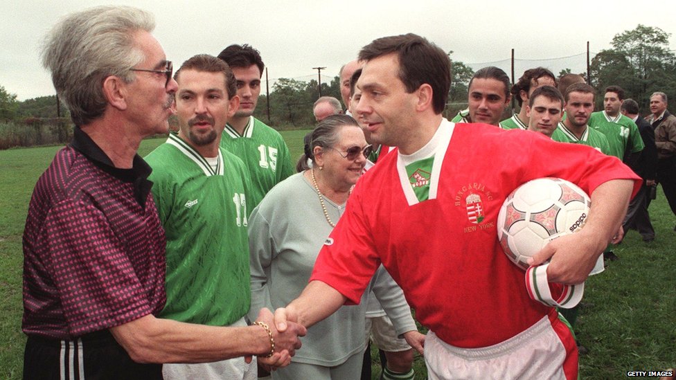 Viktor Orban se rukuje sa članovima Kluba mađarskih američkih građana pre početka prijateljske utakmice, oktobar 1998. godine