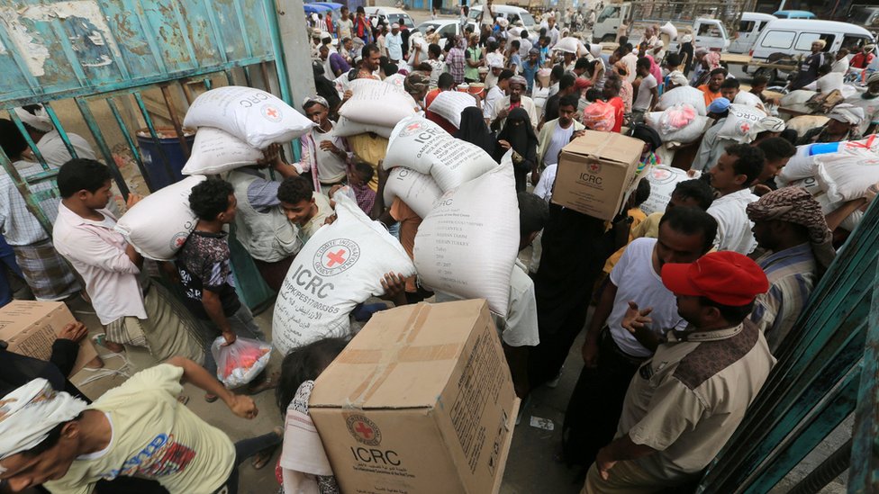 يمنيون يستلمون مساعدات