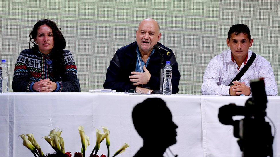 El congreso de las FARC se celebró esta semana en Bogotá. Los dirigentes de las FARC Liliana Suarez (I), Julián Gallo Cubillos alias "Carlos Antonio Lozada" (C) y Enrique Marulanda (D) comparecieron en rueda de prensa.