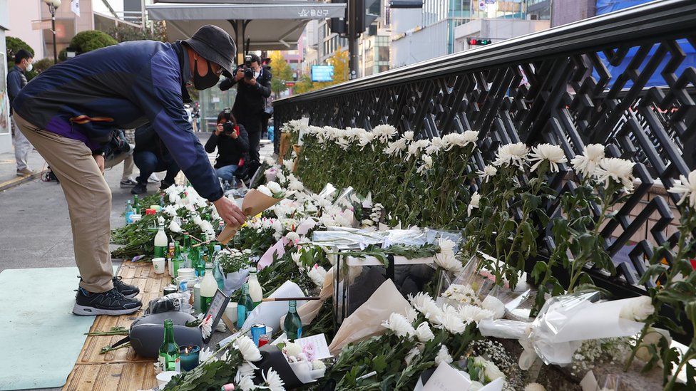 韓國民眾在踩踏現場附近拜訪悼念遇難者的鮮花。