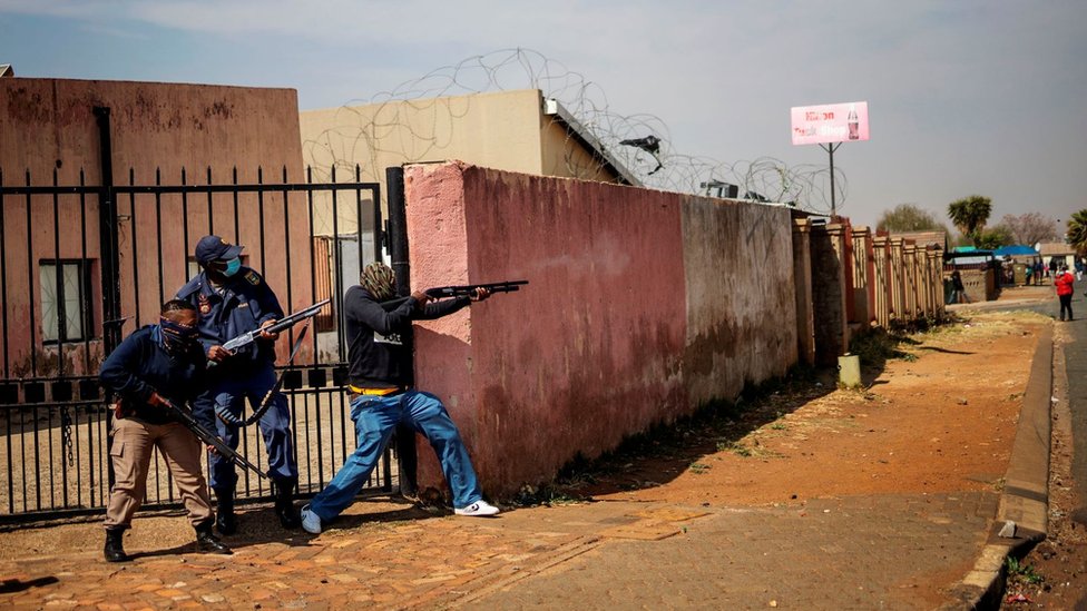 Члены Южноафриканской полицейской службы (SAPS) стреляют резиновыми пулями в жителей парка Эльдорадо, недалеко от Йоханнесбурга, 27 августа 2020 г.