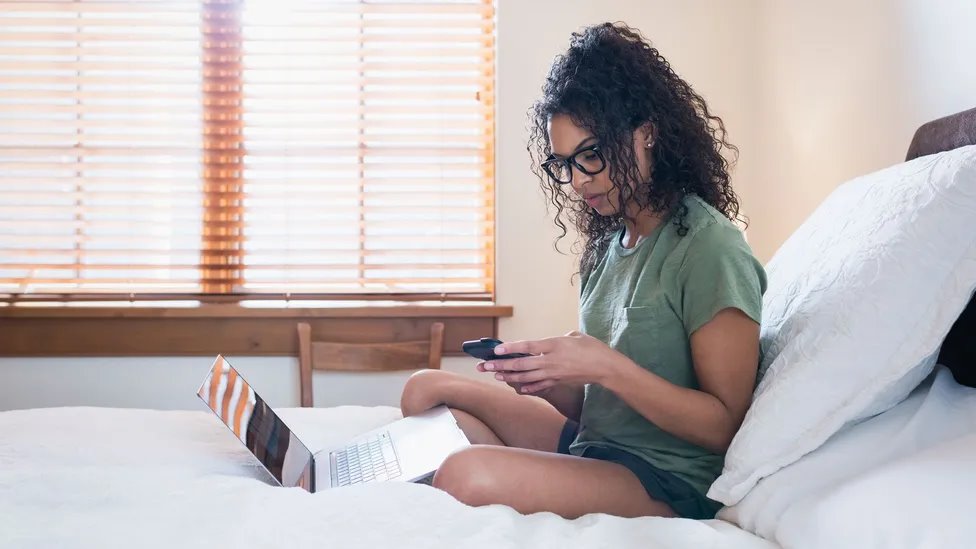 العمل عن بعد: ما هي المهارات التي يفتقدها الجيل زد بسبب العمل الافتراضي؟ 1 امرأة تعمل من البيت