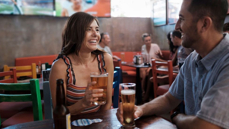 Homem e mulher tomando cerveja