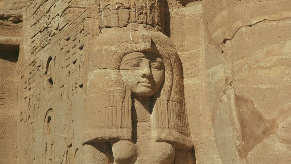 تمثال للملكة نفرتاري