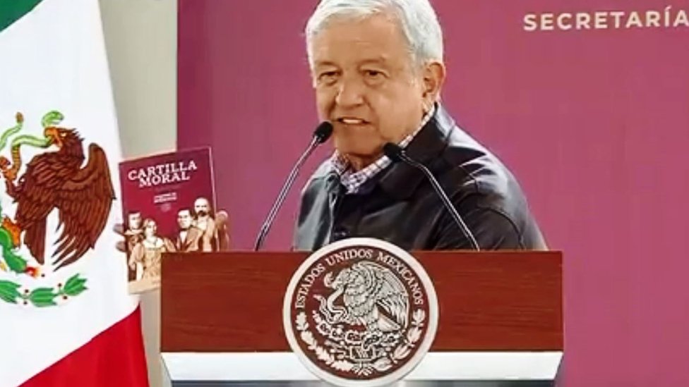 López Obrador con la Cartilla Moral