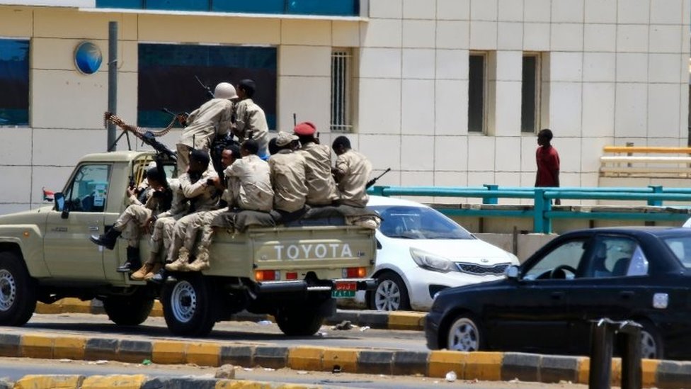 Члены сил безопасности Судана патрулируют 6 июня 2019 года в Хартуме