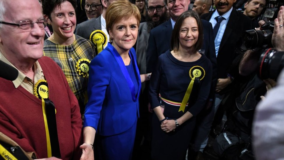 Nicola Sturgeon, en el centro, junto con legisladores electos del SNP.