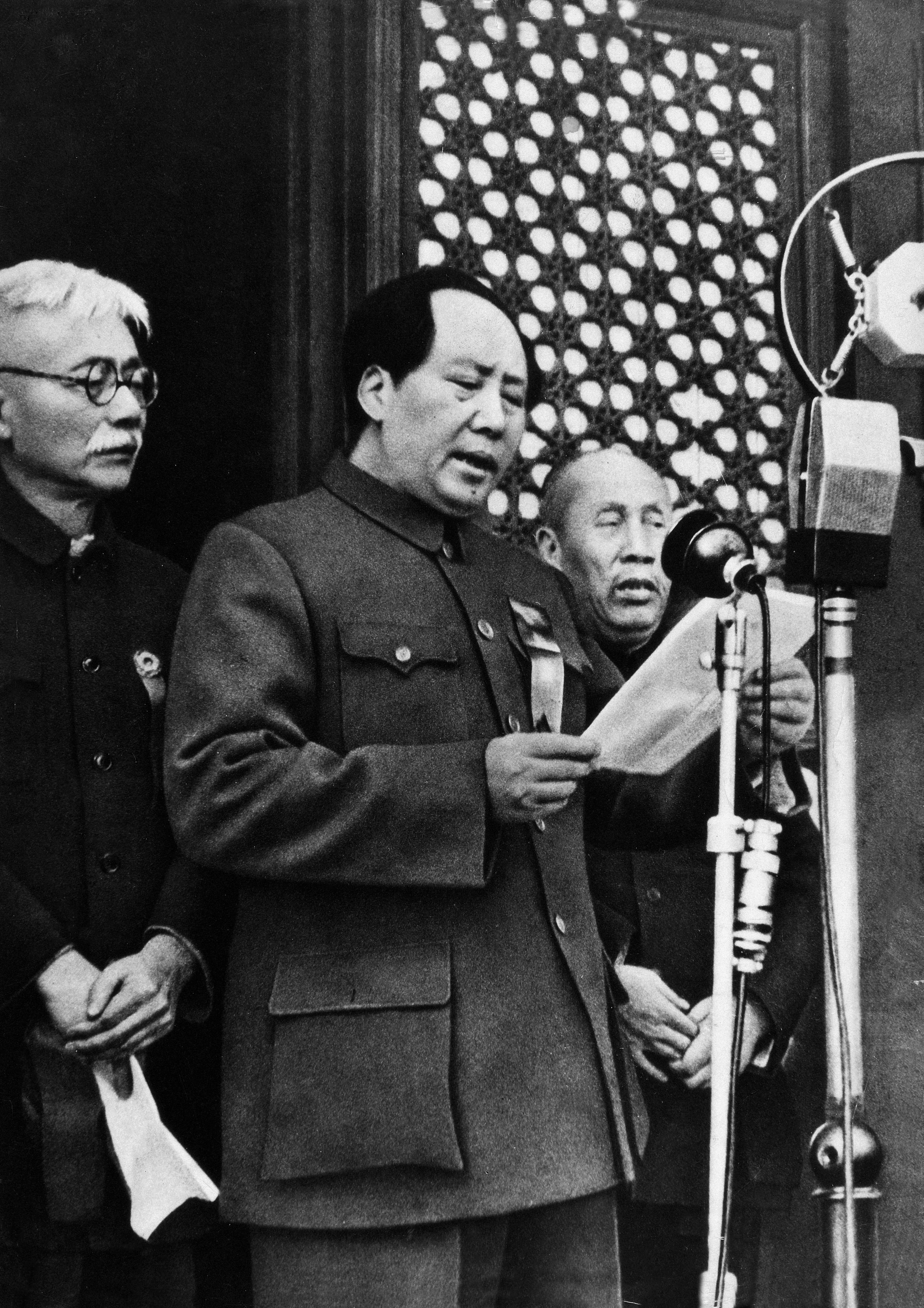 1949年10月1日，毛澤東在北京宣佈中華人民共和國中央人民政府成立。
