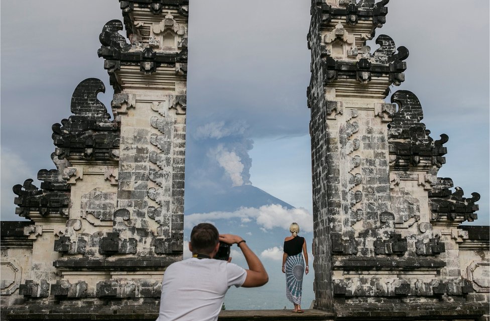 Por su belleza, Bali es visitada cada año por millones de turistas internacionales. En la foto, una turista posa para una foto ante el volcán, en Datah, Karangasem. Una turista posa para una foto ante el volcán, en Datah, Karangasem.
