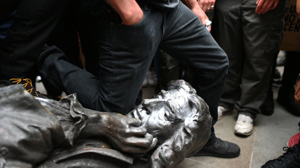 Протестующие преклоняют колени перед статуей Эдварда Колстона во время акции протеста Black Lives Matter
