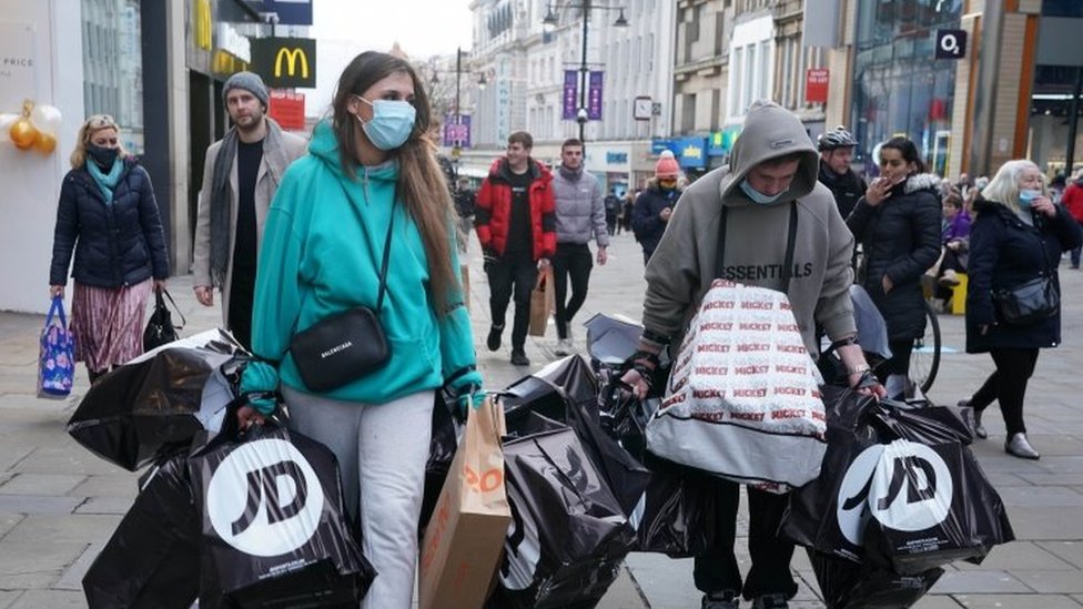 Покупатели нагружены сумками на Нортумберленд-стрит, Ньюкасл