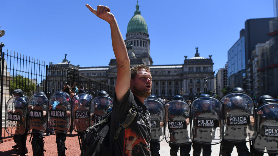 El Congreso sancionó la reforma en medio de las protestas y tras 17 horas de debate. Protesta afuera del Congreso el lunes