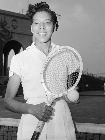 Gibson con una raqueta de tenis.