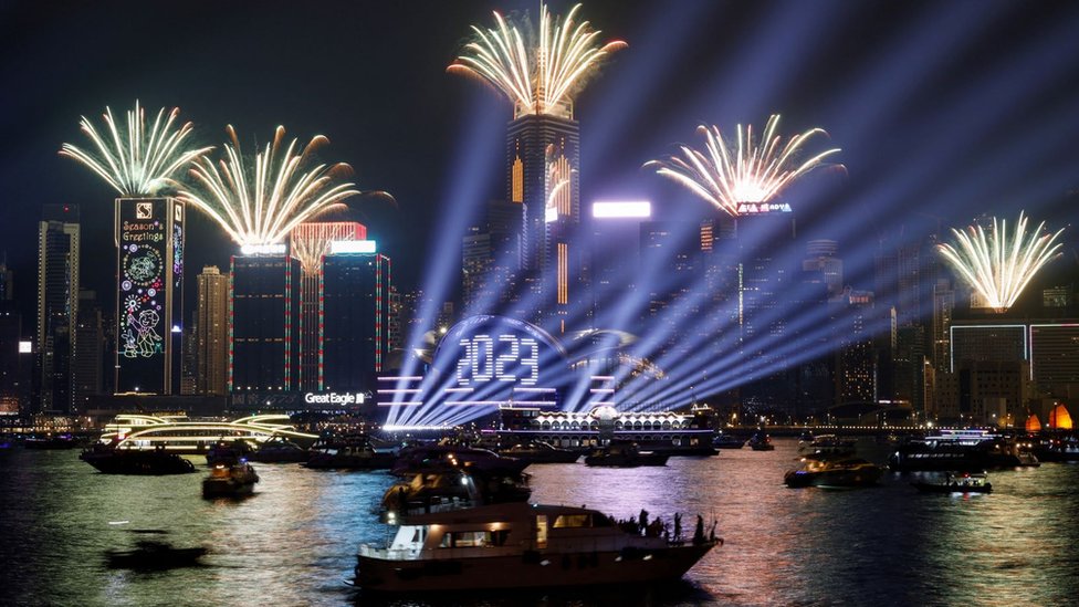 Kembang api meletus di atas Pelabuhan Victoria dalam perayaan Tahun Baru di Hong Kong.