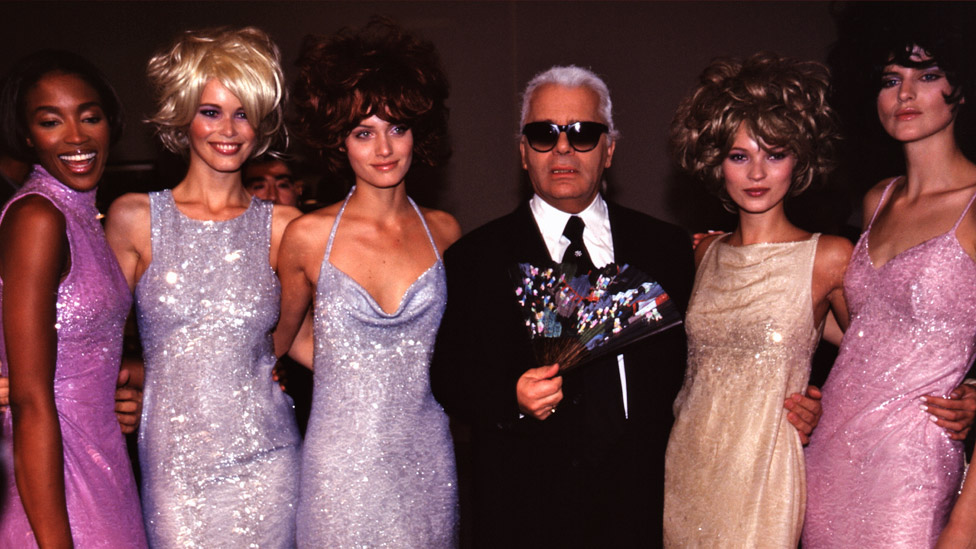 Tennant (right) with designer Karl Lagerfeld and fellow models Naomi Campbell, Claudia Schiffer, Kate Moss in 1996