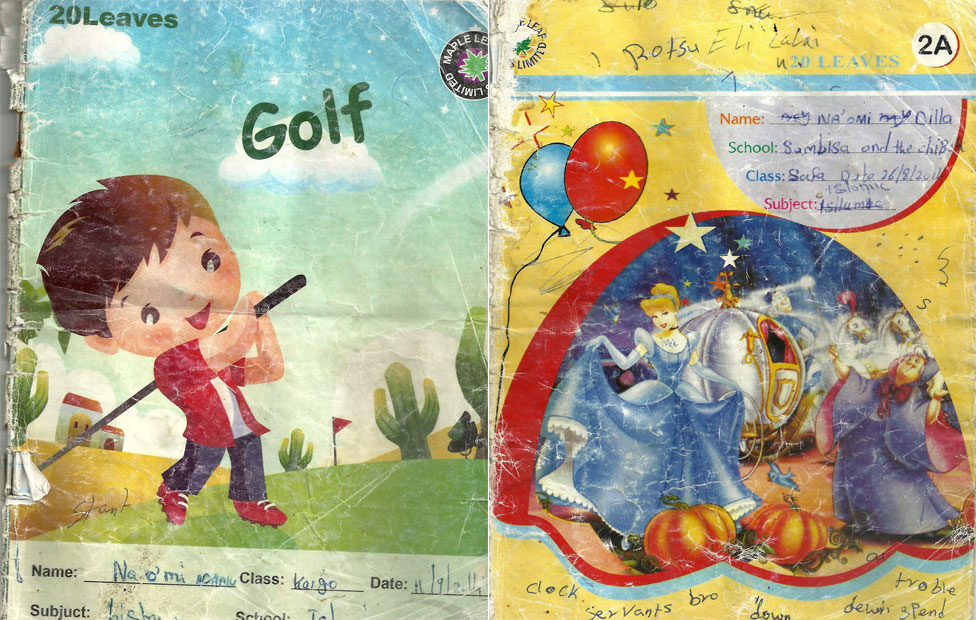 A Adamu le quedan dos libros de 40 páginas. Fotos de los libros