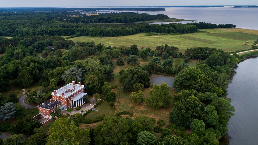 Ambas propiedades quedan en zonas costeras de EE.UU. y están rodeadas de vegetación. La propiedad de los rusos en Maryland.