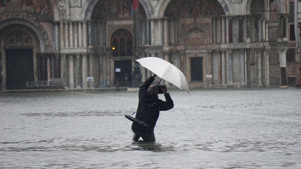 Hombre fotografía las inundaciones en Venecia. Hombre fotografía las inundaciones en Venecia.