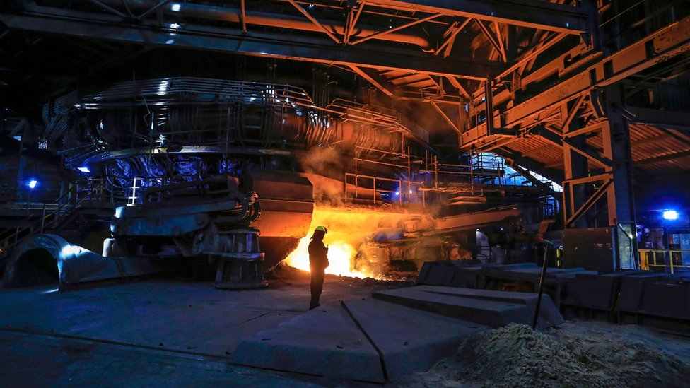 Интерьер British Steel с рабочим на переднем плане