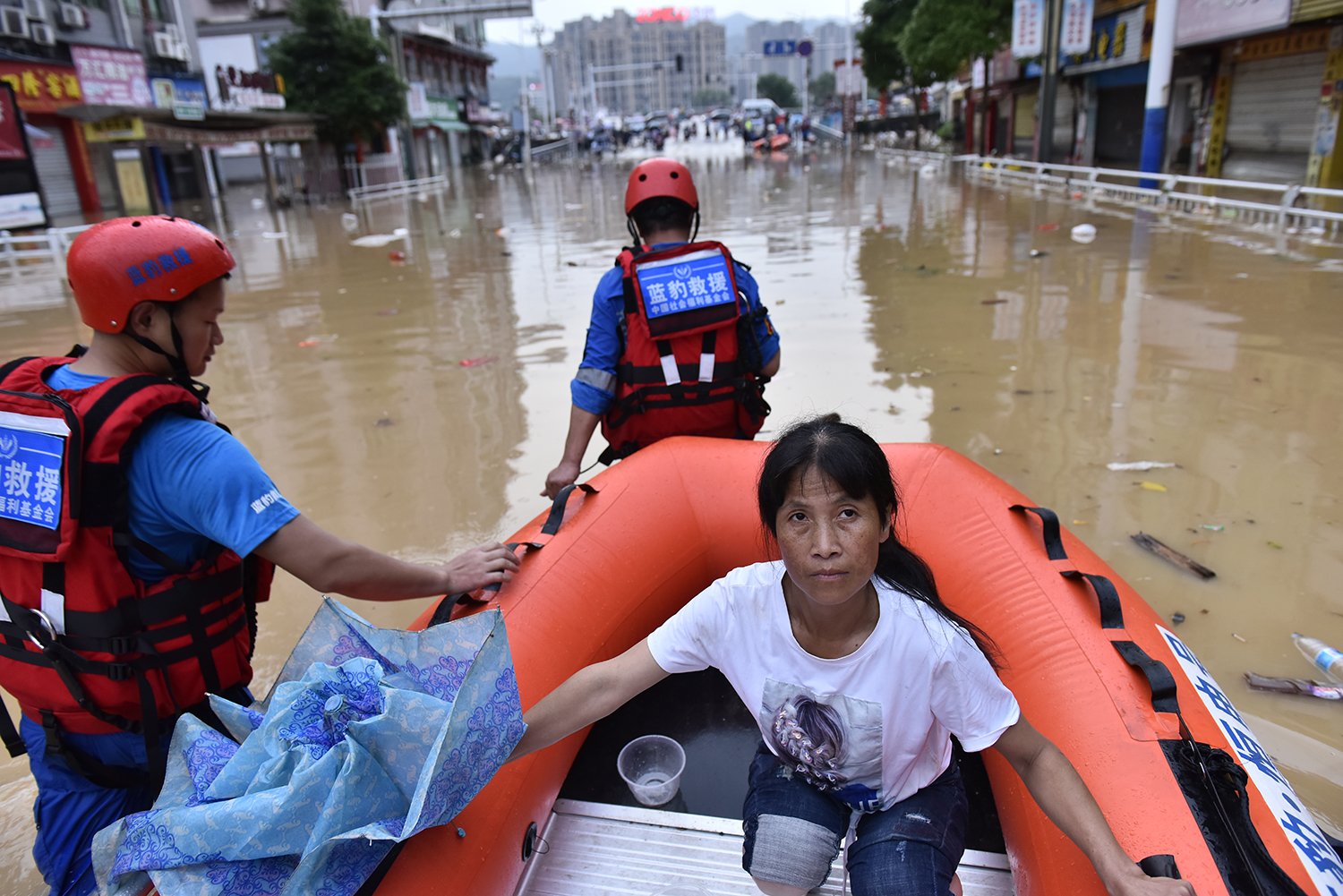 福建省建甌市，救援人員使用橡皮艇疏散洪水中被困群眾。