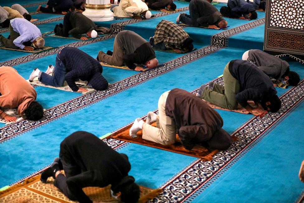 مصلون في مسجد