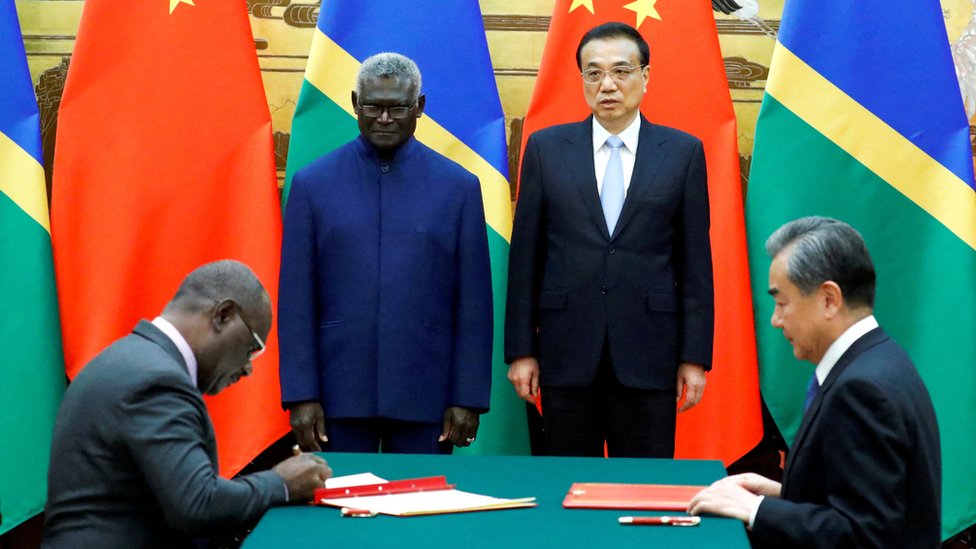 所羅門群島總理索加瓦雷（左）與中國總理李克強（右）在北京人民大會堂見證兩國外長簽署雙邊協定（9/10/2019）