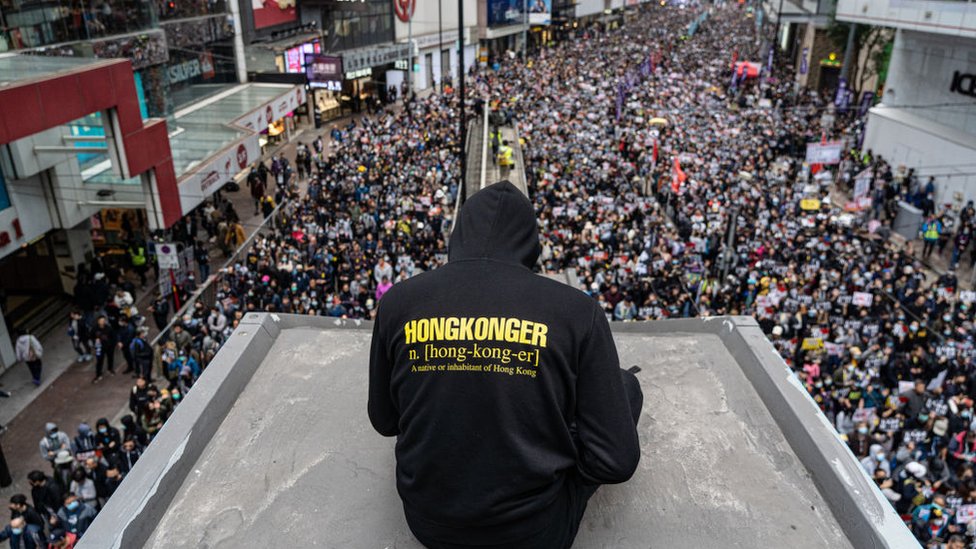 Десятки тысяч протестующих прошли маршем в Гонконге 1 января 2020 года