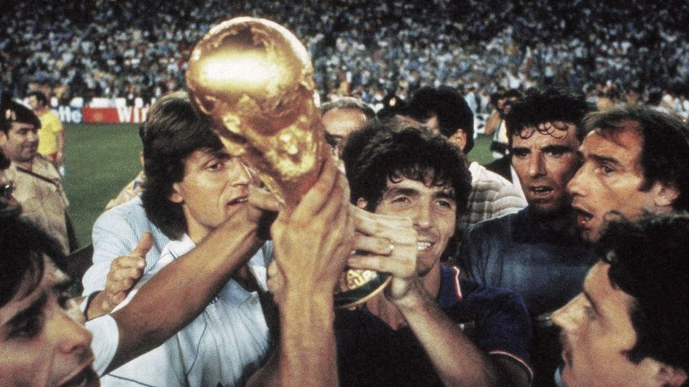 Equipo italiano alza la copa tras ganar el Mundial de España 82