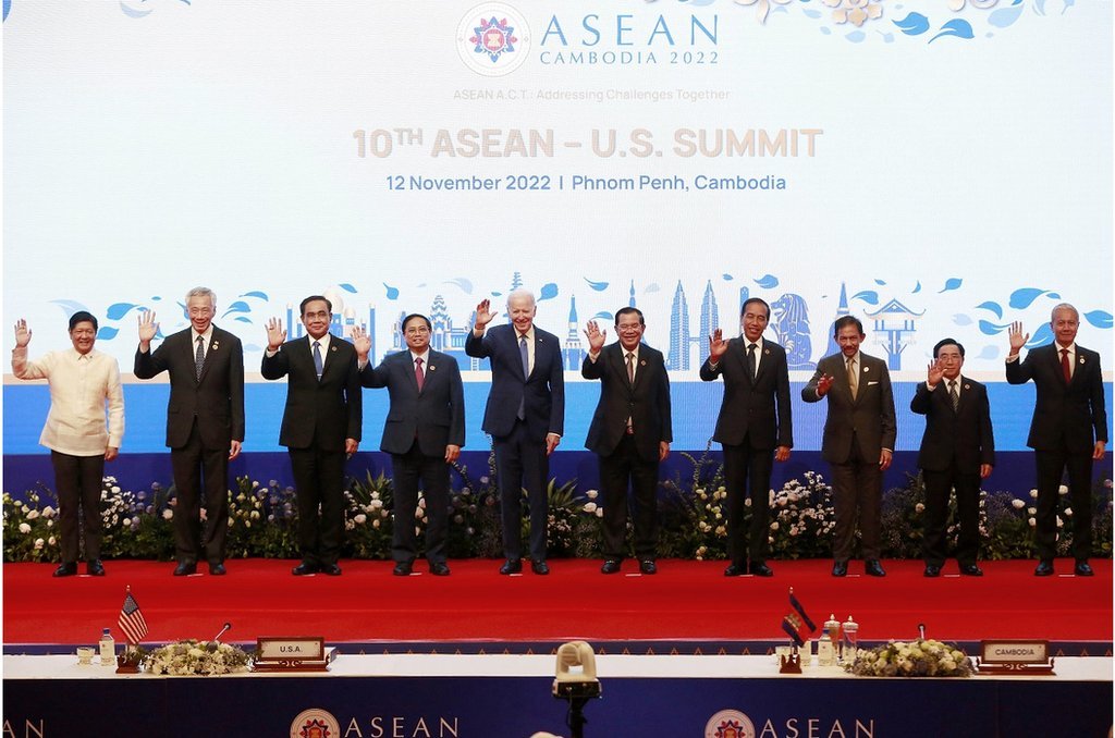 在柬埔寨金邊舉行的第40屆和第41屆東南亞國家聯盟 峰會及相關峰會期間，（從左至右）菲律賓總統小斐迪南·「邦邦」·馬科斯、新加坡總理李顯龍、泰國總理巴育、越南總理范明政、美國總統拜登、柬埔寨總理洪森、印度尼西亞總統佐科·維多多、文萊蘇丹哈桑納爾·博爾基亞、老撾總理潘坎·維帕萬、馬來西亞總理特別代表在第十屆東盟-美國峰會期間合影留念。