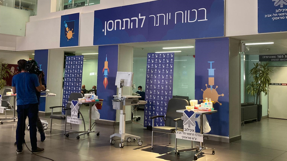 Área de vacinação dentro do hospital Ichilov, em Tel Aviv, Israel