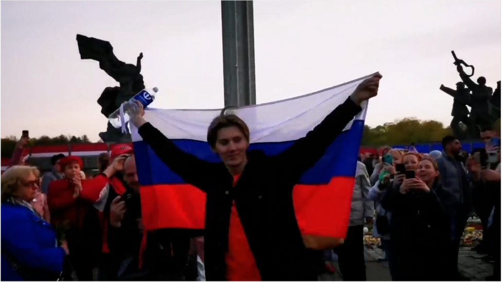 Alexander Dubyako ondea la bandera rusa.