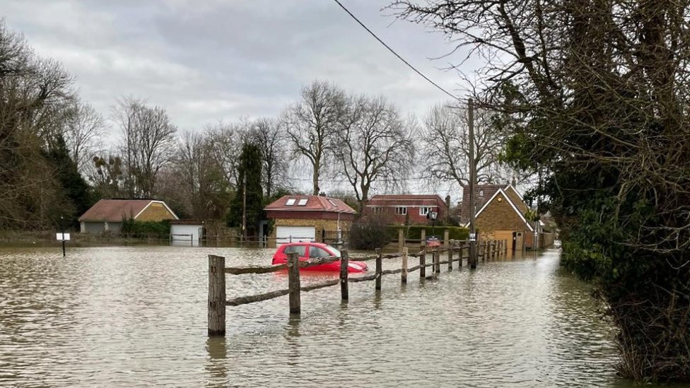 Rising River Thames floods Surrey homes and businesses BBC News