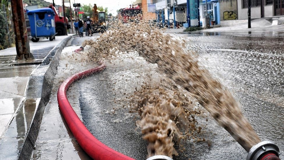 مدينة كورنث، في منطقة بيلوبونيز، غمرتها مياه الفيضانات