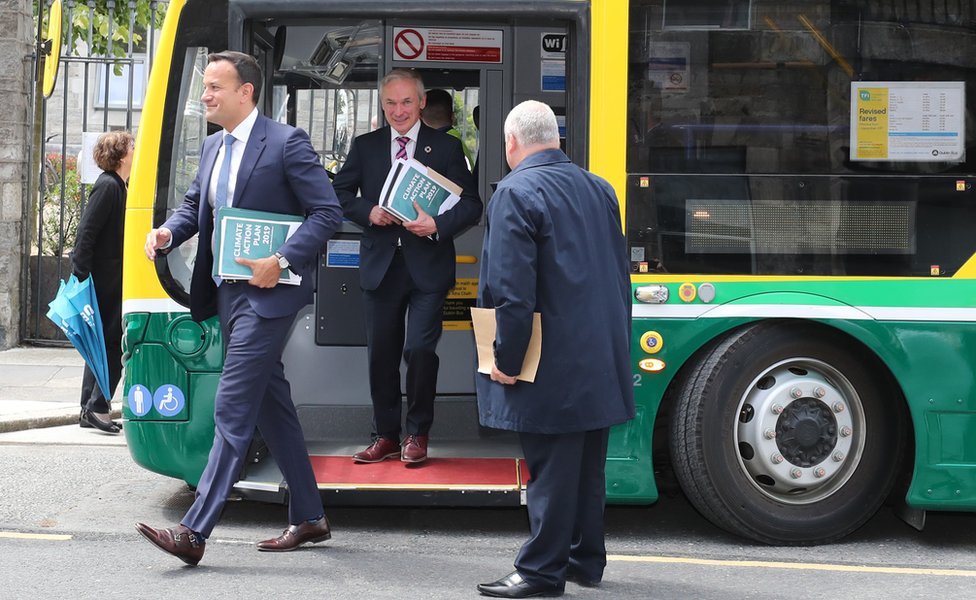 Лео Варадкар и Ричард Брутон сели на автобус до официального запуска